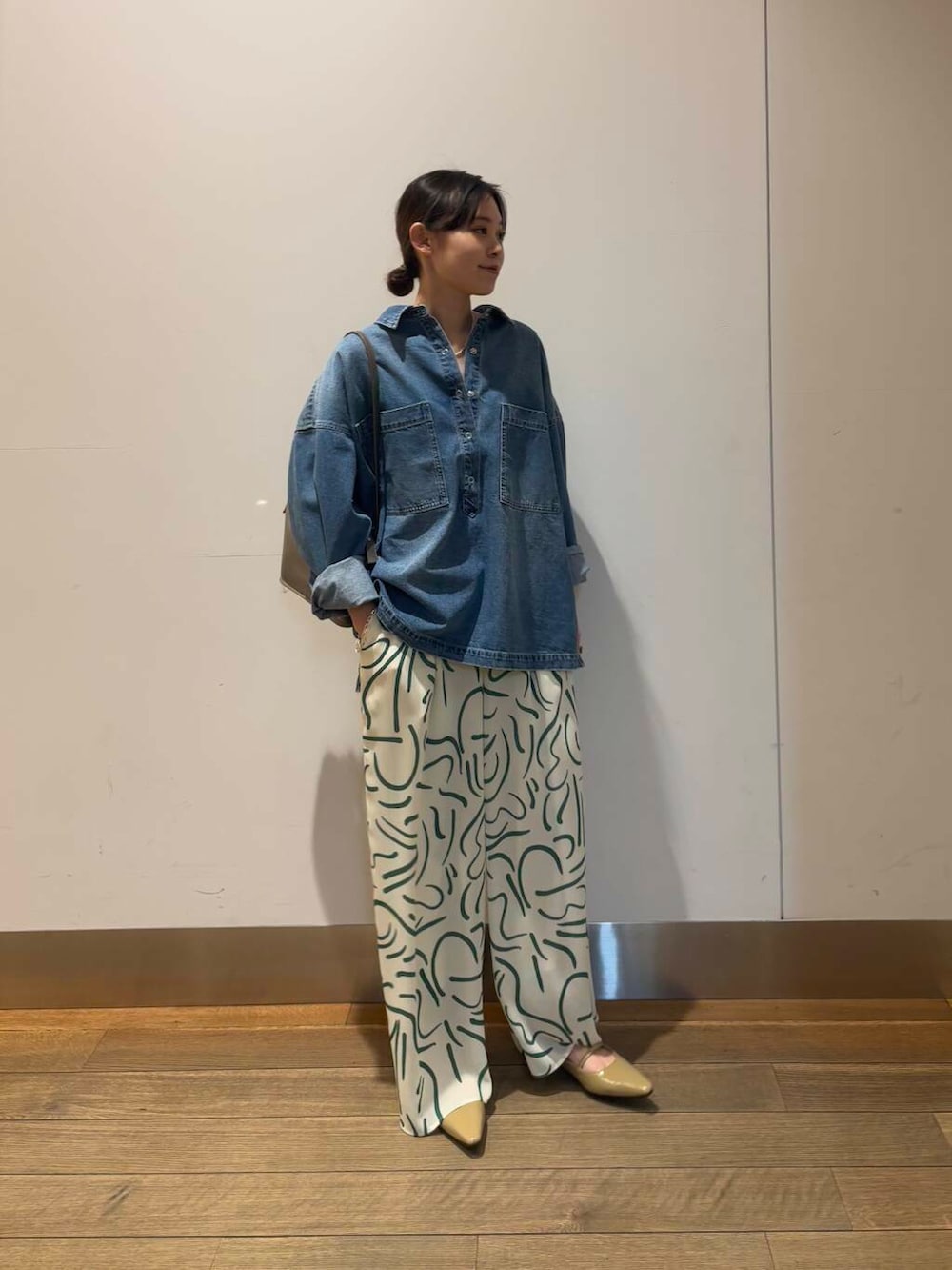 グリーン系のその他パンツ、ベージュ系のパンプス、ブルー系のシャツ/ブラウスを着用したレディースの冬コーディネートの2枚目の写真