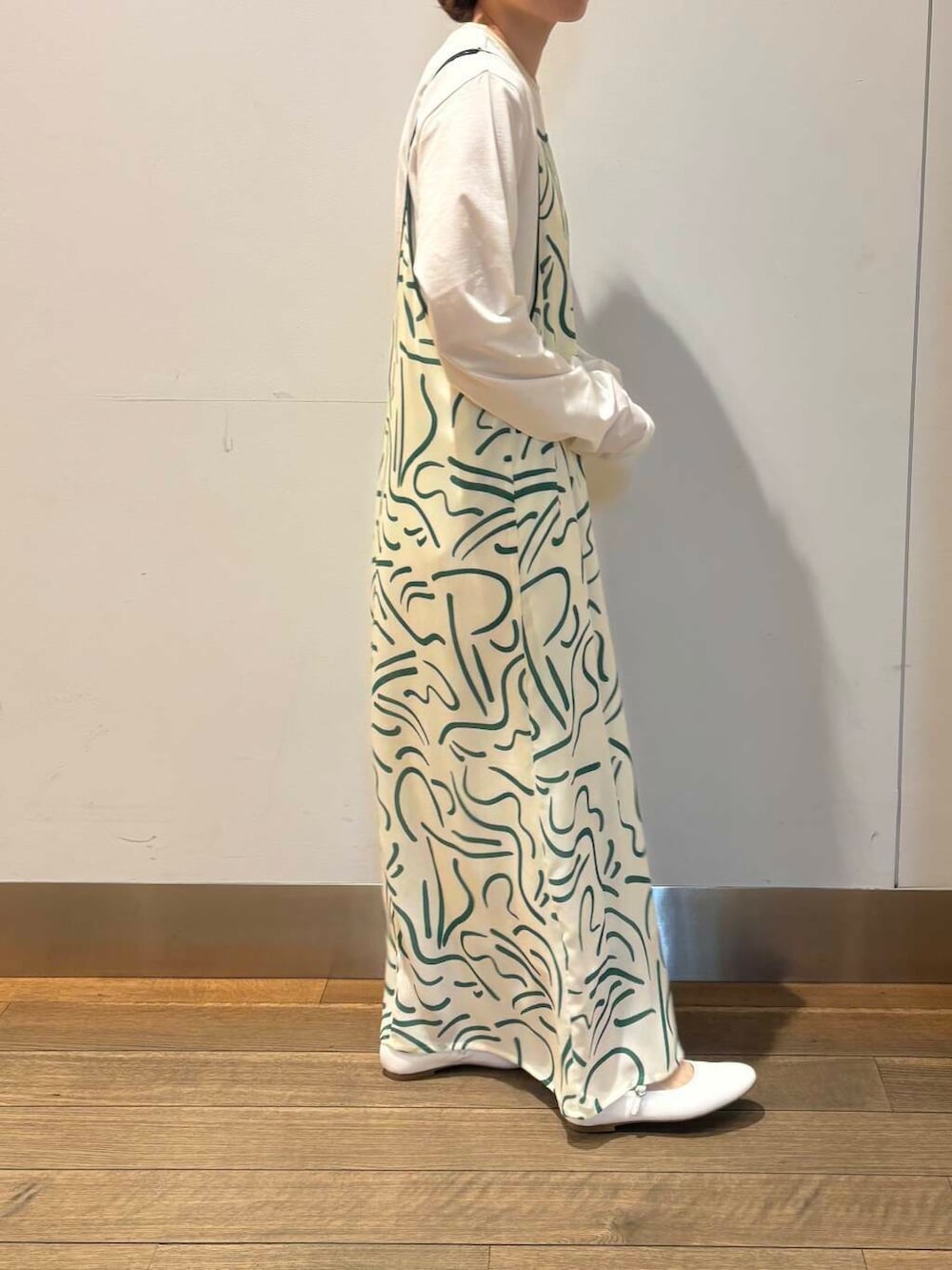 ブルー系のその他アウター、グリーン系のワンピース、ホワイト系のTシャツ/カットソーを着用したレディースの冬コーディネートの5枚目の写真