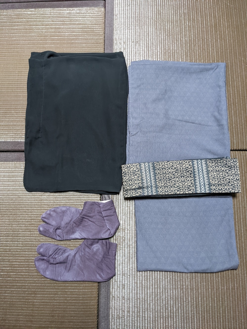 「着物、きもの、シアー、きれいめカジュアル、紫、パープル、パープル×黒、黒、ブラック、和装、和服、羽織り、和、シンプル、ビッグシルエット」｜「山椒庵のアイテム（着物、グレー系）」を使った、ハマ兄さん（メンズ・165cm）の秋コーディネートの3枚目の写真
