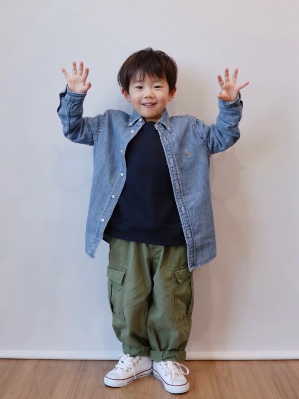 ベージュ系のモッズコート、ベージュ系のその他パンツ、ブラウン系のその他シューズを着用したキッズの冬コーディネートの2枚目の写真