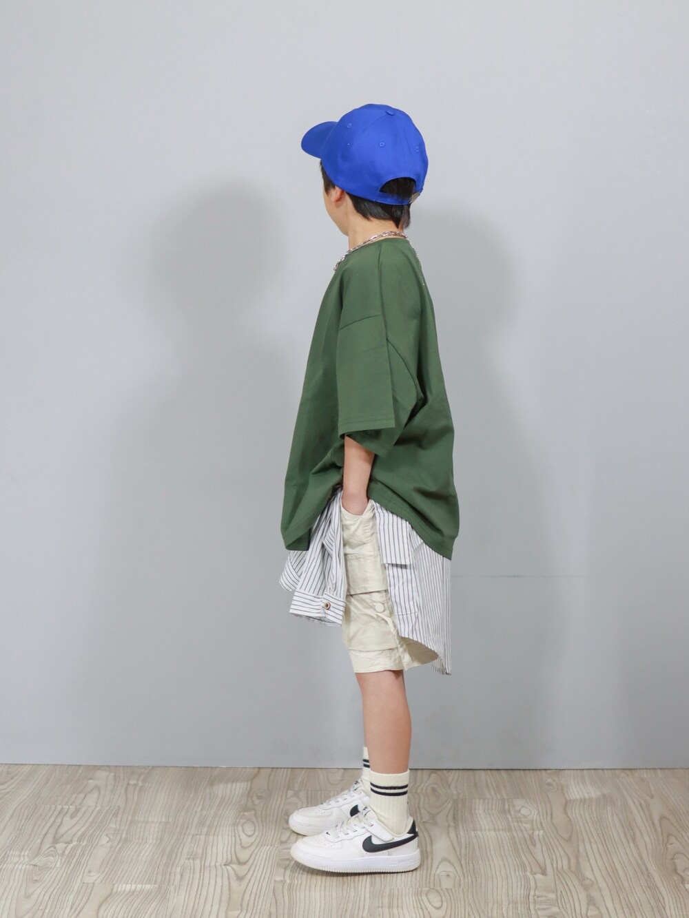 グリーン系のTシャツ/カットソー、グレー系のシャツ/ブラウス、ホワイト系のカーゴパンツを着用したキッズの春コーディネートの5枚目の写真