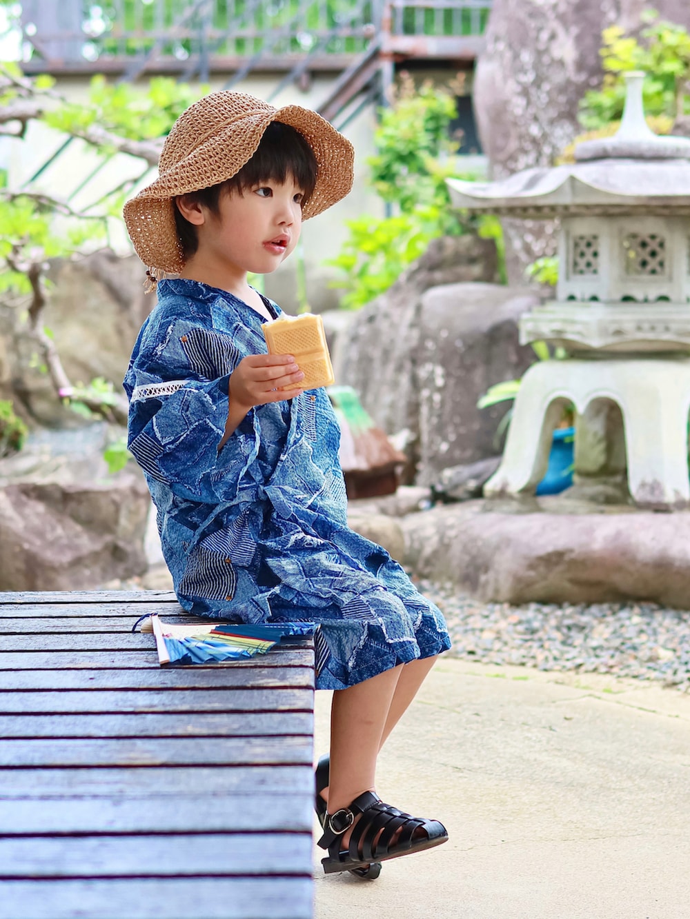 ブラック系のサンダル、ブルー系の浴衣を着用したキッズの夏コーディネートの3枚目の写真