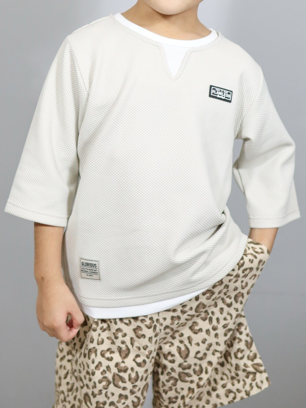 ホワイト系のスニーカー、ホワイト系のシューズ小物/雑貨、ベージュ系のTシャツ/カットソーを着用したキッズの夏コーディネートの3枚目の写真