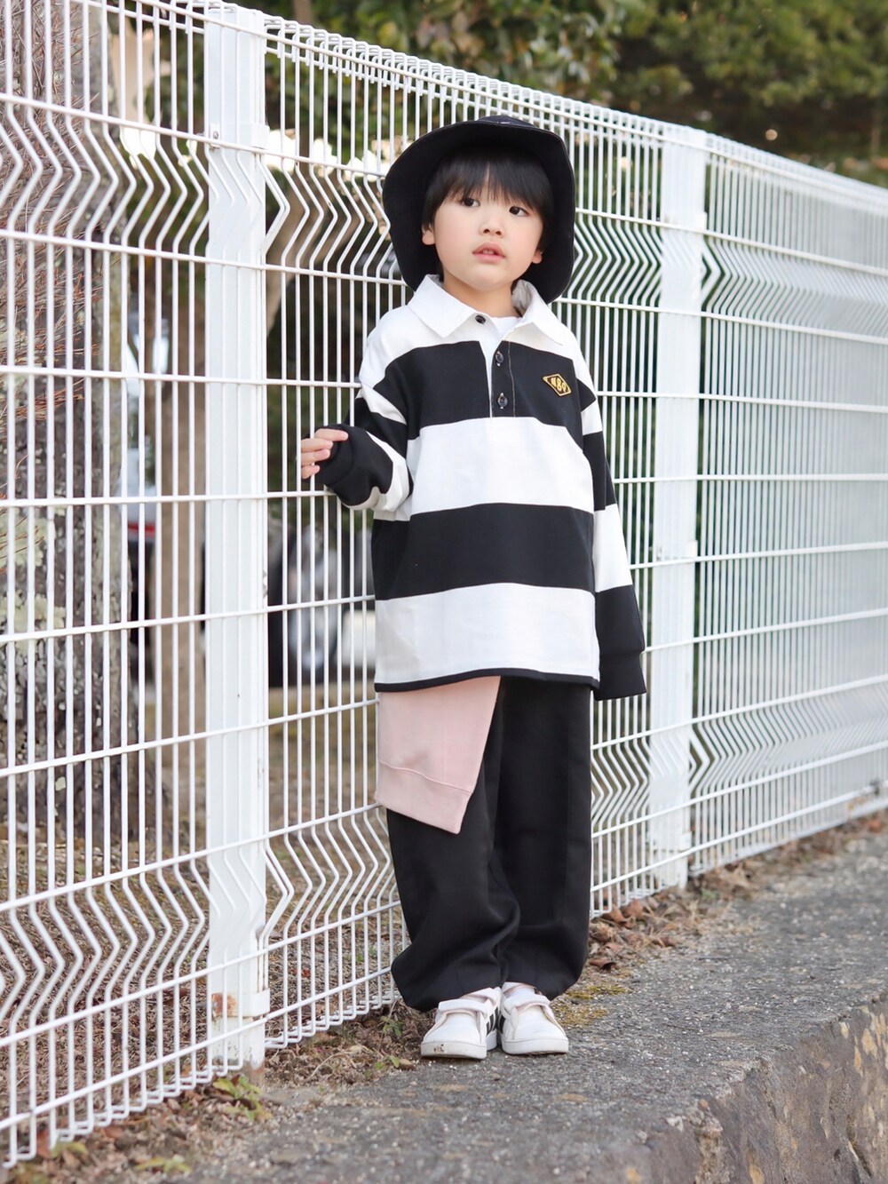 ブラック系のTシャツ/カットソー、ブラック系のその他パンツ、ホワイト系のスニーカーを着用したキッズの春コーディネートの3枚目の写真