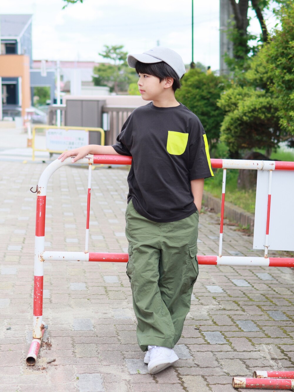 「カーゴパンツ、ワイドパンツ、キャップ、夏だ！Tシャツ着よう！、白スニーカー、ハイカットスニーカー、Tシャツ、シンプルコーデ、リンクコーデ、カジュアルコーデ、キッズファッション、男の子コーデ、休日スタイル、シンプル、NIKE」｜「Championのアイテム（キャップ、グレー系）」を使った、Ｒ兄弟さん（キッズ・142cm）の春コーディネートの5枚目の写真