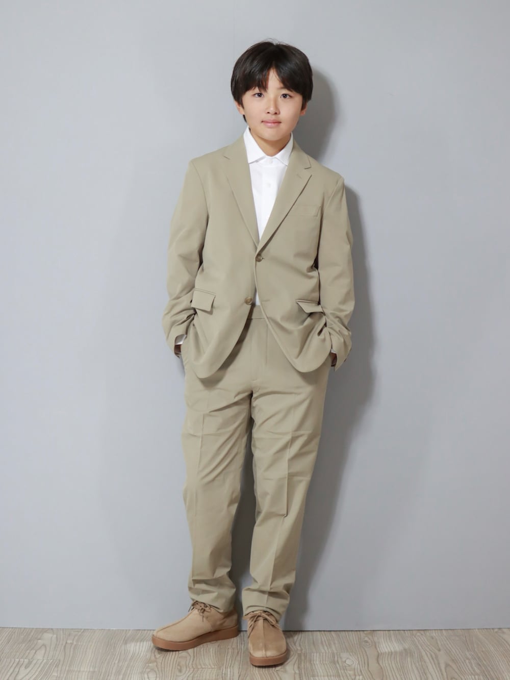 ベージュ系のジャケット/アウター、ベージュ系のモカシン/デッキシューズを着用したキッズの冬コーディネートの2枚目の写真