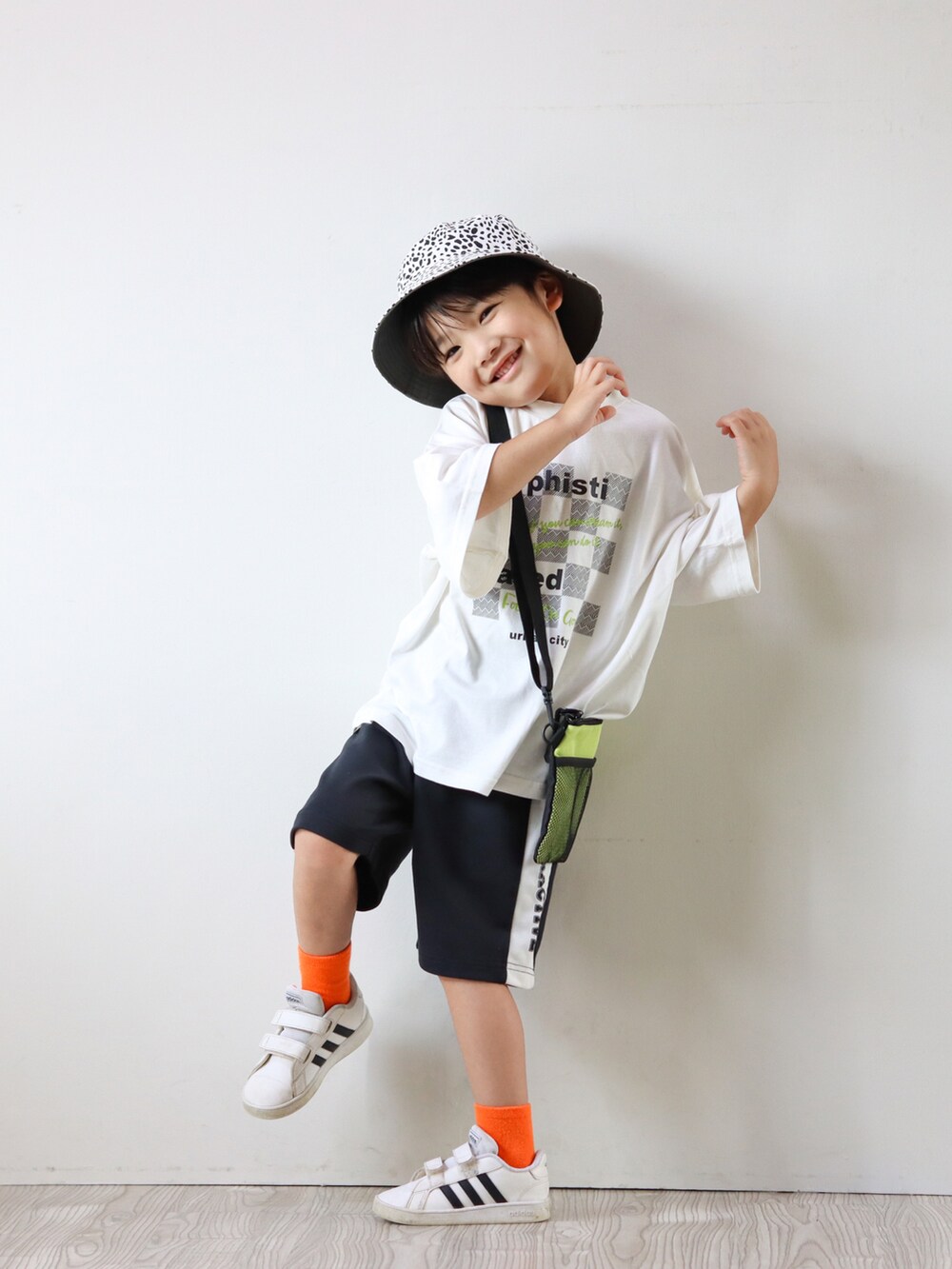 ホワイト系のTシャツ/カットソー、ブラック系のその他パンツ、グリーン系のショルダーバッグを着用したキッズの夏コーディネートの5枚目の写真