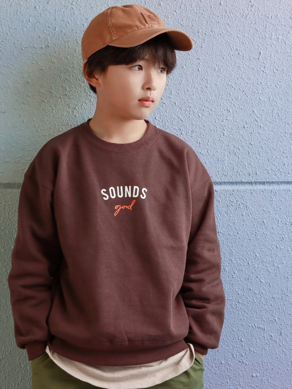 ブラウン系のスウェット、グリーン系のカーゴパンツ、イエロー系のスニーカーを着用したキッズの秋コーディネートの4枚目の写真