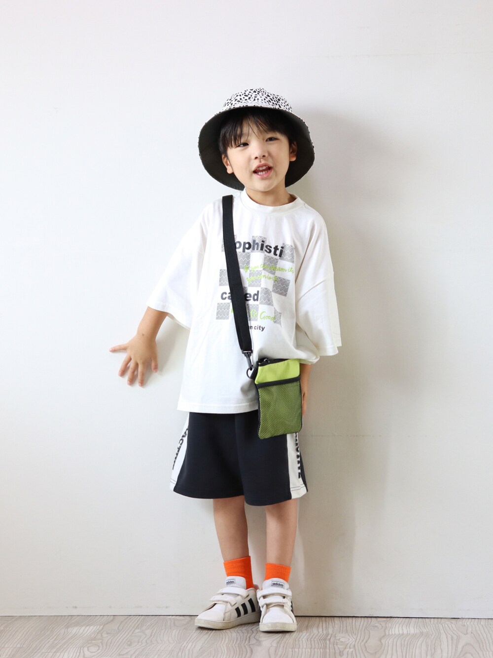 ホワイト系のTシャツ/カットソー、ブラック系のその他パンツ、グリーン系のショルダーバッグを着用したキッズの夏コーディネートの4枚目の写真