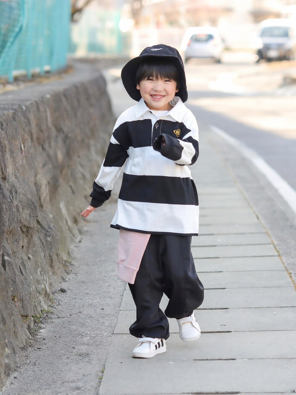 ブラック系のTシャツ/カットソー、ブラック系のその他パンツ、ホワイト系のスニーカーを着用したキッズの春コーディネートの4枚目の写真