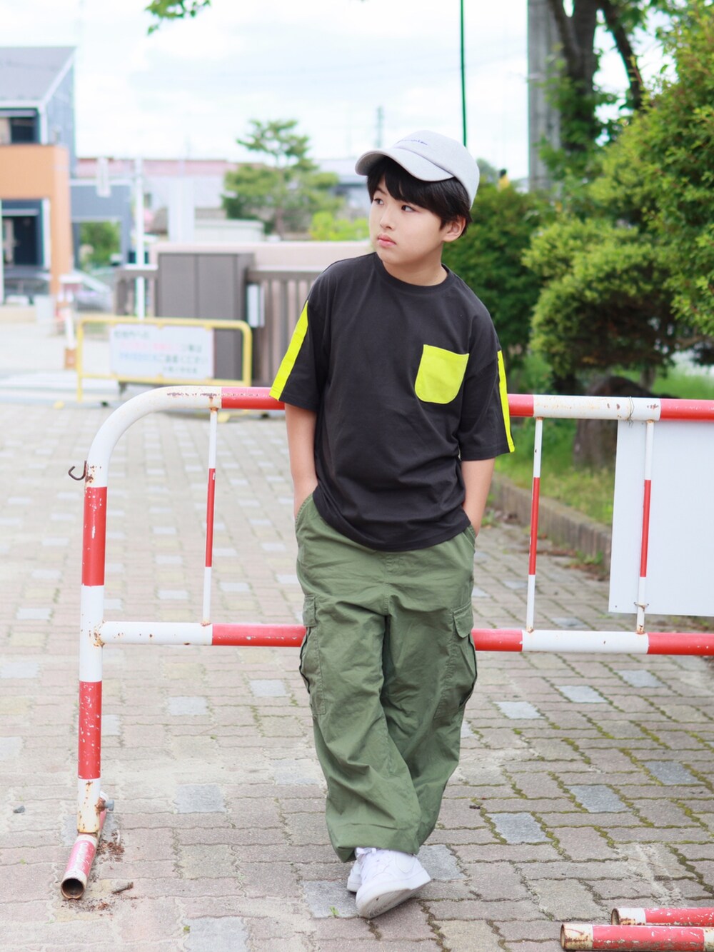 「カーゴパンツ、ワイドパンツ、キャップ、夏だ！Tシャツ着よう！、白スニーカー、ハイカットスニーカー、Tシャツ、シンプルコーデ、リンクコーデ、カジュアルコーデ、キッズファッション、男の子コーデ、休日スタイル、シンプル、NIKE」｜「Championのアイテム（キャップ、グレー系）」を使った、Ｒ兄弟さん（キッズ・142cm）の春コーディネートの4枚目の写真