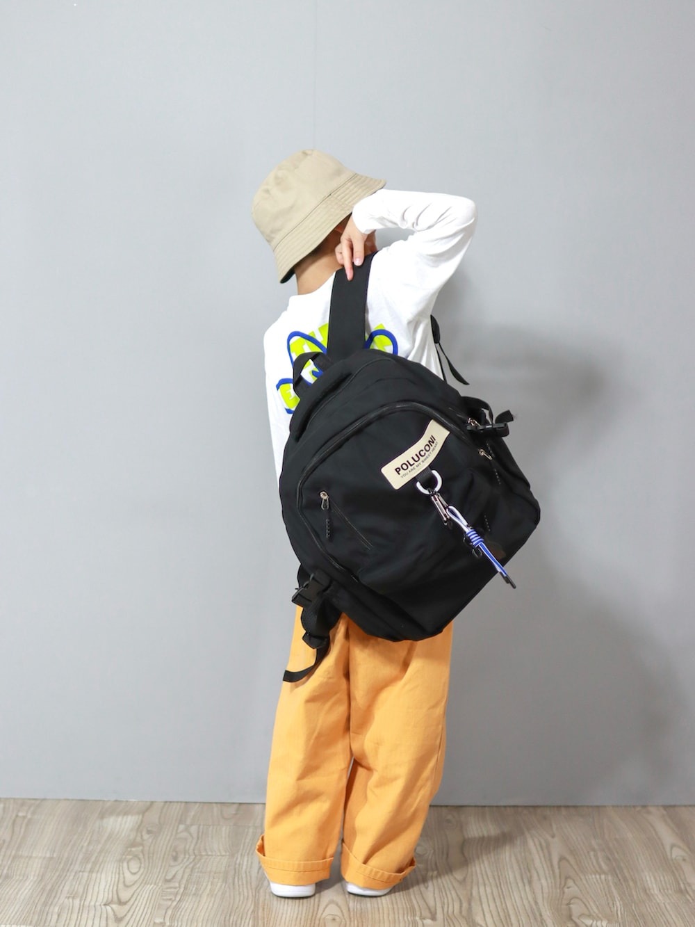 「ロンT、春コーデ、カラーパンツ、ワイドパンツ、春色、バケットハット、カジュアルコーデ、ストリート、プチプラ、スニーカー、ビタミンカラー」｜「GLOBAL WORKの洗えるリバーシブルバケットHAT/974037（ハット、ブラック系）」を使った、Ｒ兄弟さん（キッズ・120cm）の春コーディネートの2枚目の写真