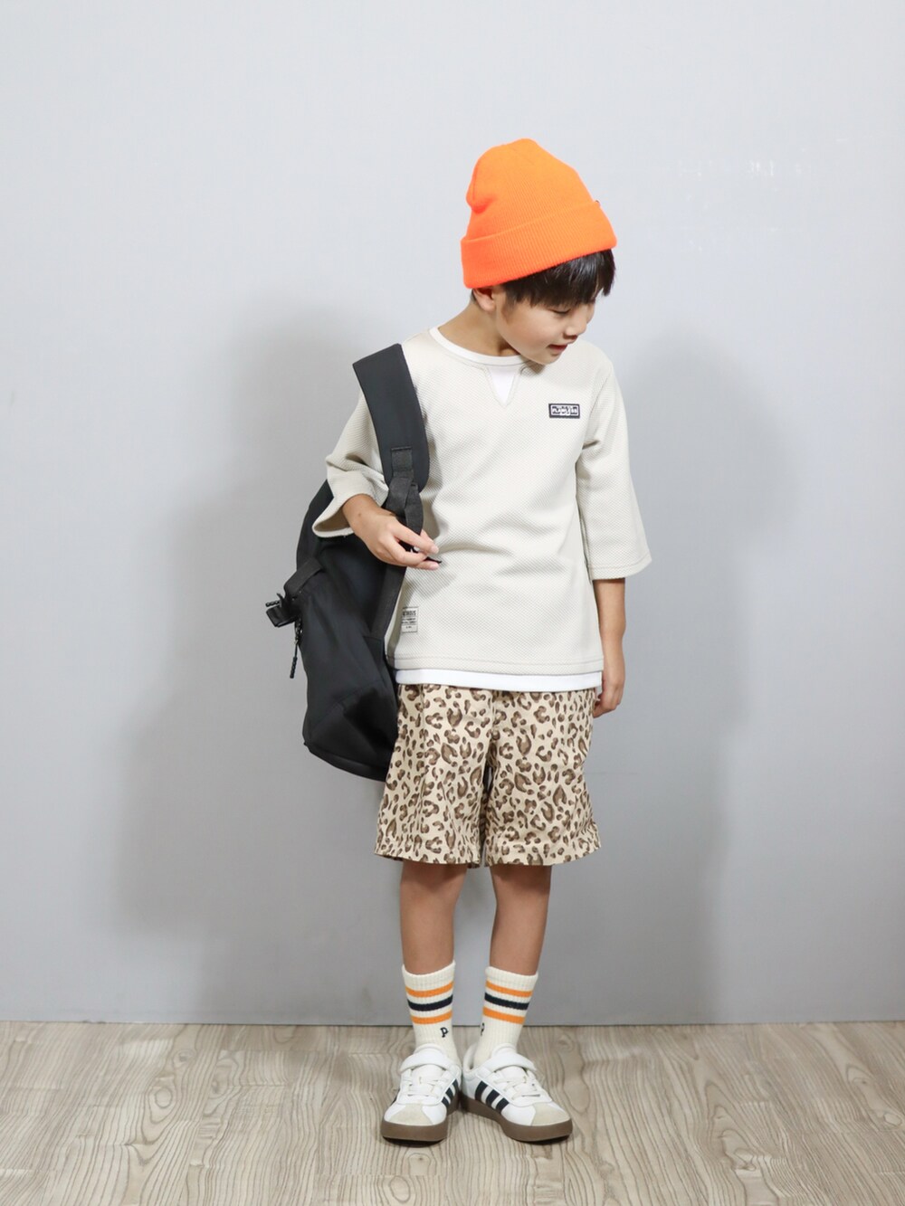 ホワイト系のスニーカー、ホワイト系のシューズ小物/雑貨、ベージュ系のTシャツ/カットソーを着用したキッズの夏コーディネートの4枚目の写真