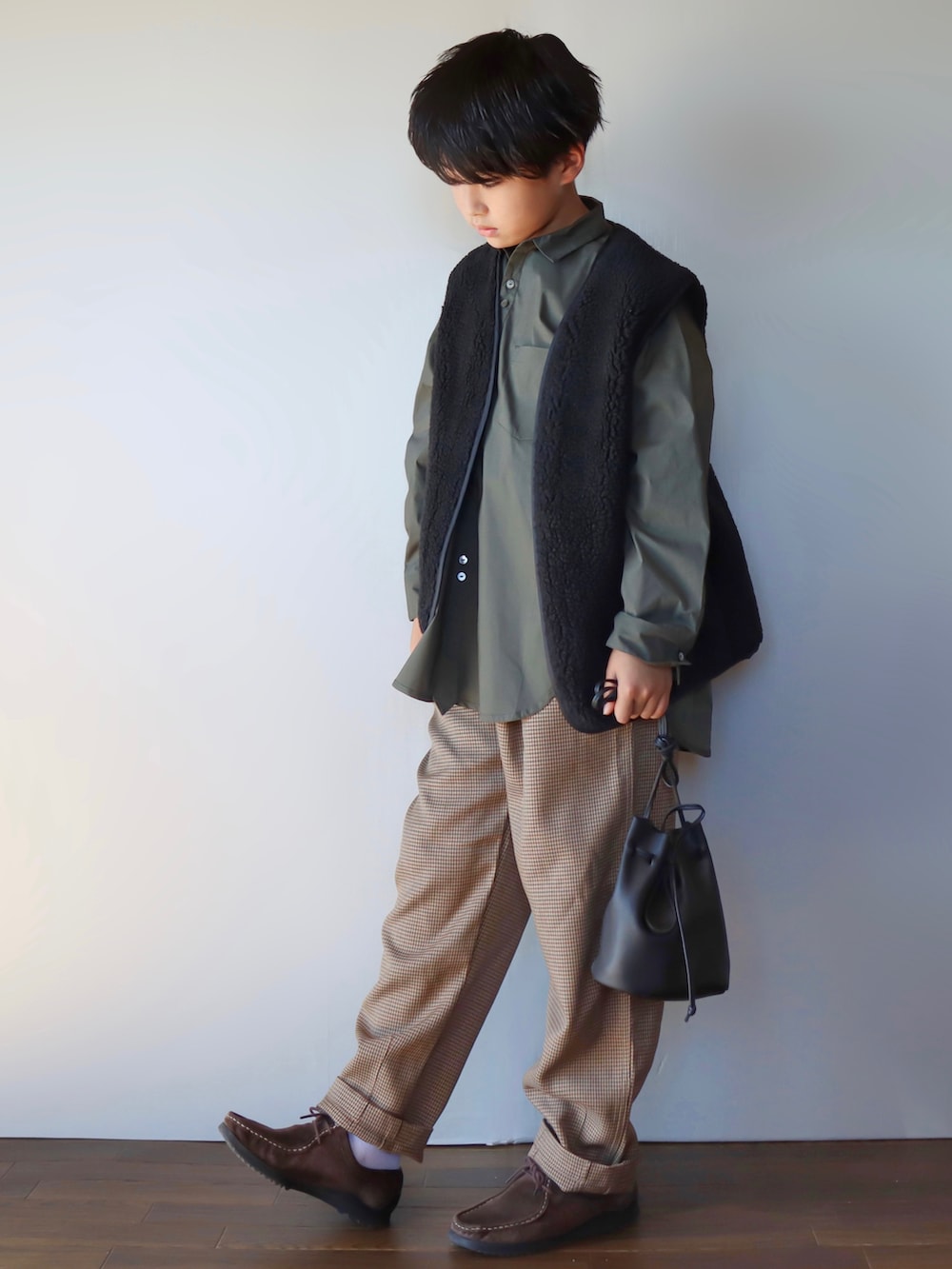 グリーン系のシャツ/ブラウス、グレー系のスウェット、ブラック系のショルダーバッグを着用したキッズの秋コーディネートの2枚目の写真