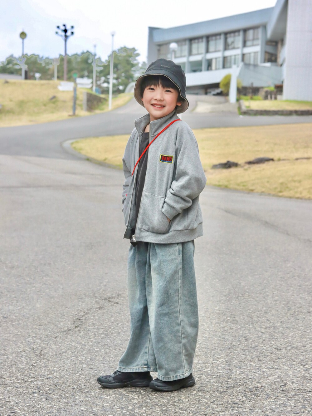 グレー系のTシャツ/カットソー、グレー系のスウェット、ブルー系のデニムパンツを着用したキッズの春コーディネートの3枚目の写真