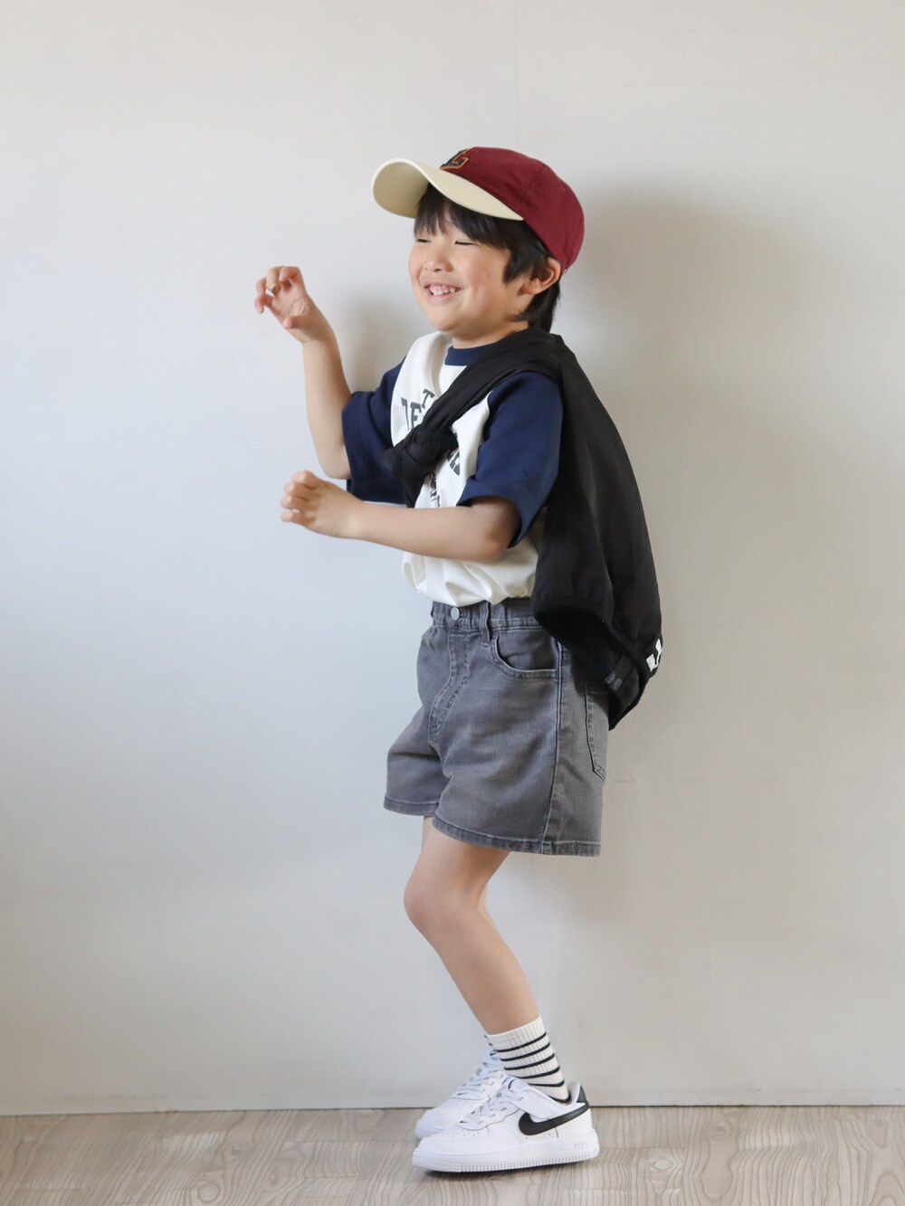 「春のおしゃ見えテクニック、ラグランTシャツ、デニム、キャップ、アウトドアスタイル、春服みてみて、タックイン、カジュアルコーデ、ストリート、UNIQLO、プチプラ、スニーカー、ショートパンツ、お出かけコーデ」｜「UNIQLOのアイテム（Tシャツ/カットソー、ホワイト系）」を使った、Ｒ兄弟さん（キッズ・110cm）の春コーディネートの3枚目の写真