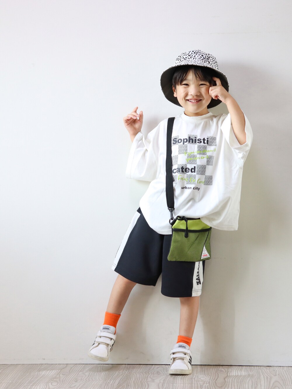 ホワイト系のTシャツ/カットソー、ブラック系のその他パンツ、グリーン系のショルダーバッグを着用したキッズの夏コーディネートの3枚目の写真