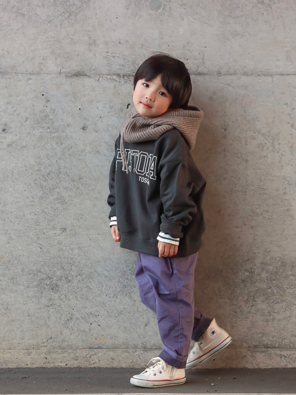 グレー系のスウェット、グレー系のTシャツ/カットソー、パープル系のチノパンツを着用したキッズの秋コーディネートの4枚目の写真