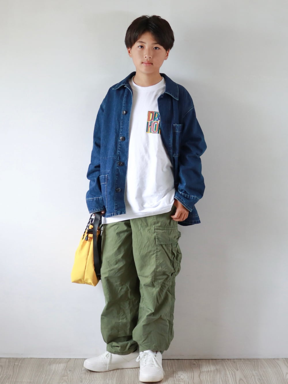 ブルー系のデニムジャケット、ホワイト系のTシャツ/カットソー、ホワイト系のスニーカーを着用したキッズの春コーディネートの2枚目の写真