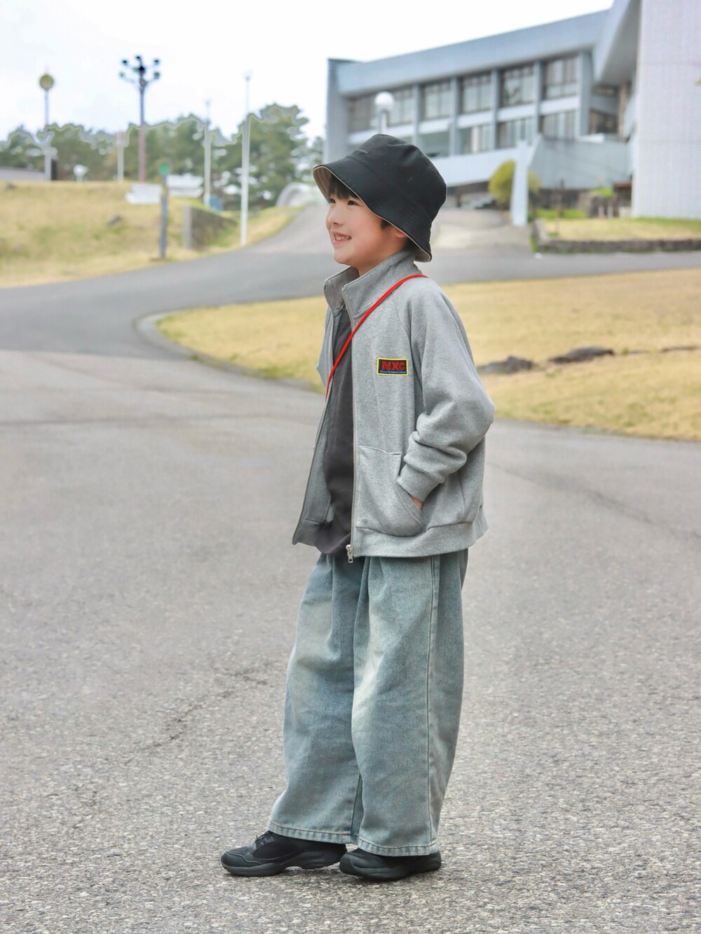 グレー系のTシャツ/カットソー、グレー系のスウェット、ブルー系のデニムパンツを着用したキッズの春コーディネートの2枚目の写真