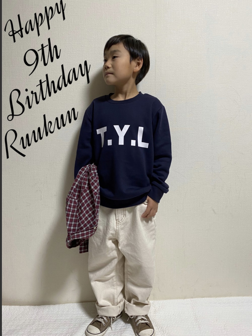 ホワイト系のスウェット、ブラウン系のMA-1、ブルー系のデニムパンツを着用したキッズの秋コーディネートの2枚目の写真