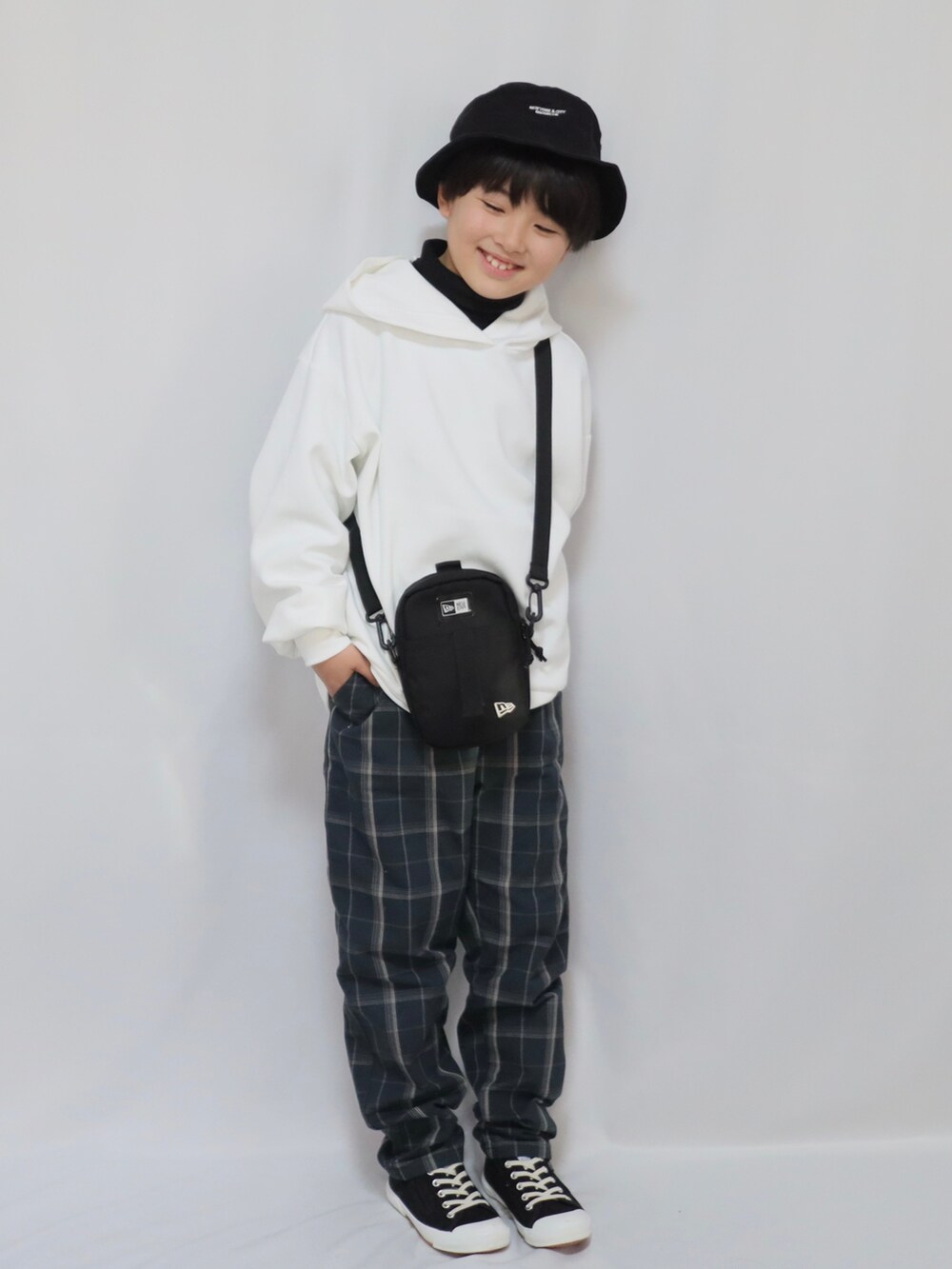 「ストリート、チェックパンツ、ショルダーバッグ、バケットハット、西松屋、スウェット、パーカー、タートルネック、レイヤードスタイル、プチプラ、オーバーサイズ、GU、スニーカーコーデ」｜「BROWNYのアイテム（ハット、その他）」を使った、Ｒ兄弟さん（キッズ・138cm）の冬コーディネートの5枚目の写真