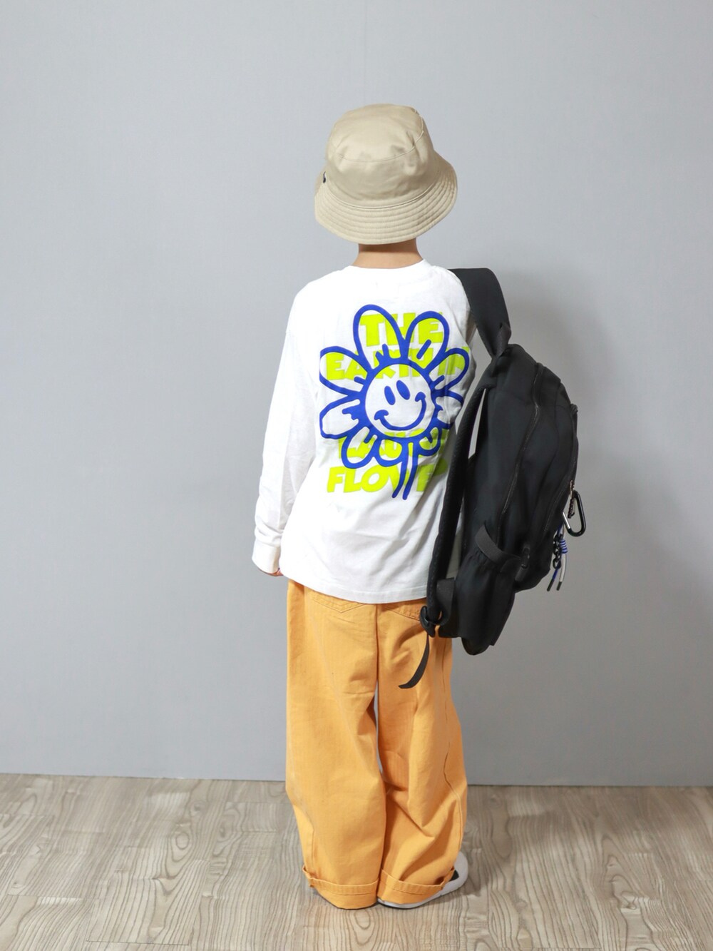「ロンT、春コーデ、カラーパンツ、ワイドパンツ、春色、バケットハット、カジュアルコーデ、ストリート、プチプラ、スニーカー、ビタミンカラー」｜「GLOBAL WORKの洗えるリバーシブルバケットHAT/974037（ハット、ブラック系）」を使った、Ｒ兄弟さん（キッズ・120cm）の春コーディネートの3枚目の写真