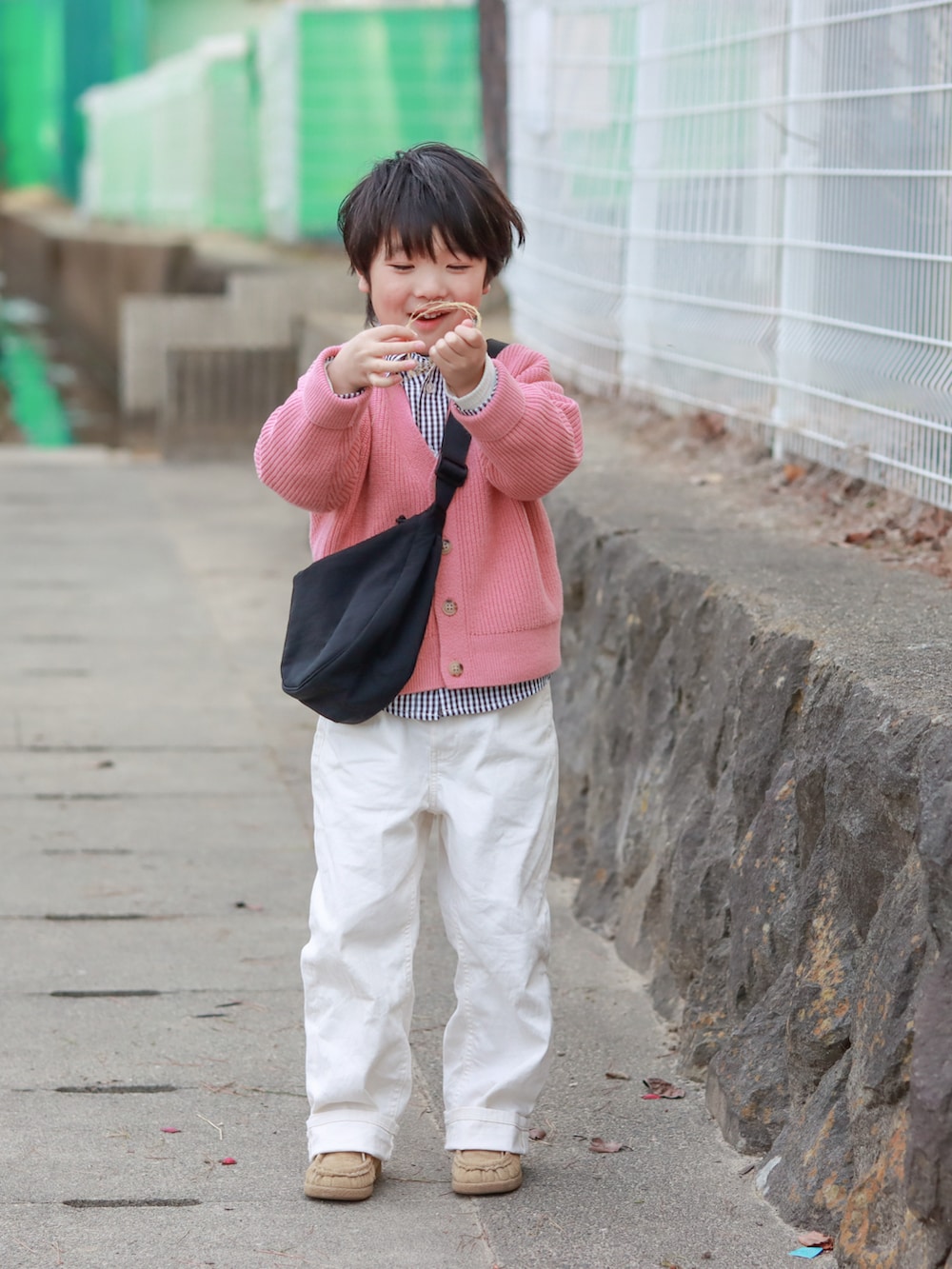 その他のカーディガン/ボレロ、ブラック系のシャツ/ブラウス、ホワイト系のパンツを着用したキッズの冬コーディネートの4枚目の写真