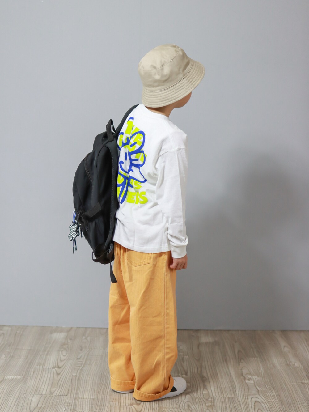 「ロンT、春コーデ、カラーパンツ、ワイドパンツ、春色、バケットハット、カジュアルコーデ、ストリート、プチプラ、スニーカー、ビタミンカラー」｜「GLOBAL WORKの洗えるリバーシブルバケットHAT/974037（ハット、ブラック系）」を使った、Ｒ兄弟さん（キッズ・120cm）の春コーディネートの4枚目の写真