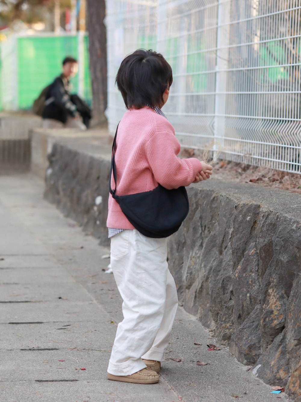 その他のカーディガン/ボレロ、ブラック系のシャツ/ブラウス、ホワイト系のパンツを着用したキッズの冬コーディネートの3枚目の写真