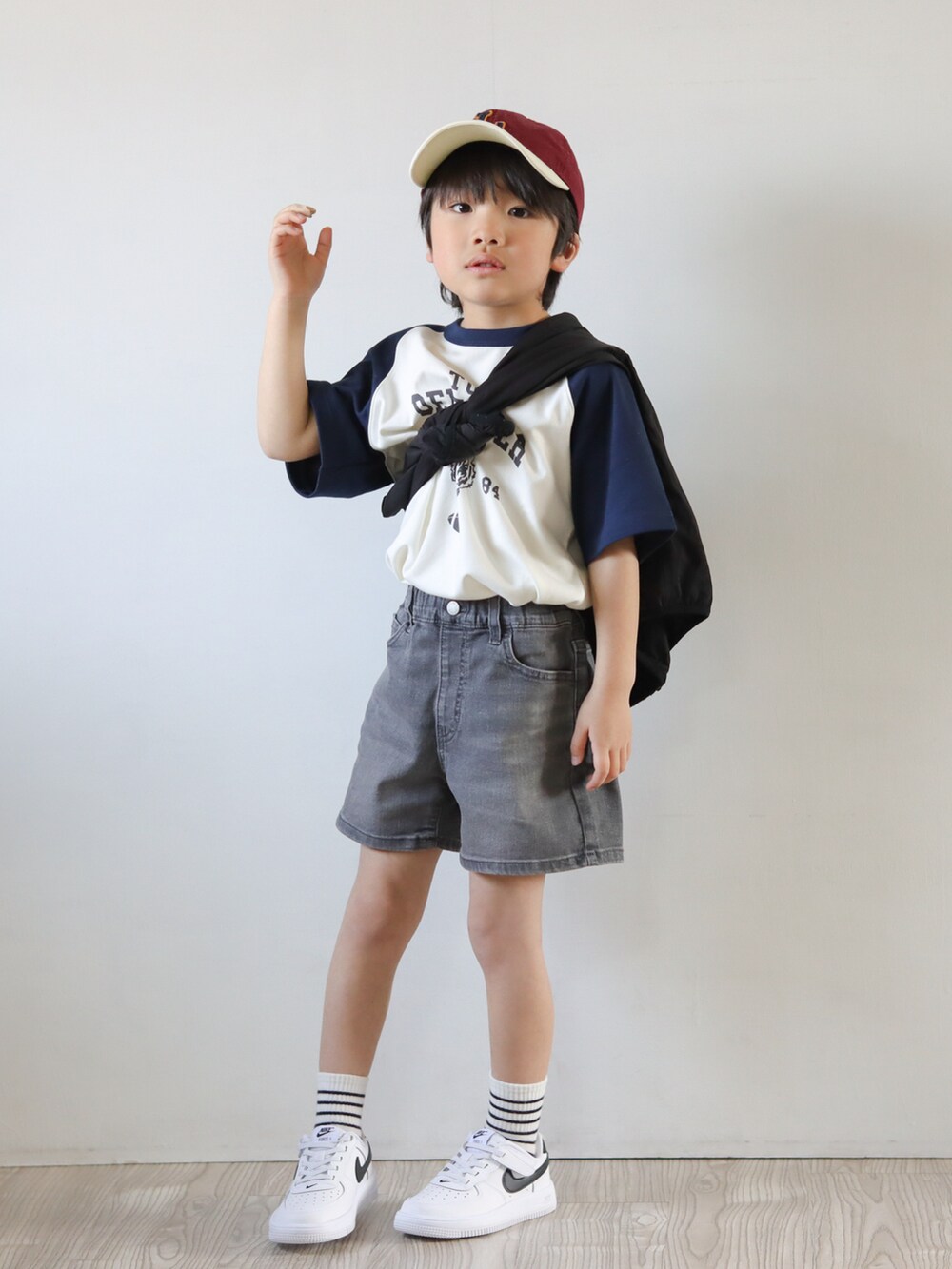 「春のおしゃ見えテクニック、ラグランTシャツ、デニム、キャップ、アウトドアスタイル、春服みてみて、タックイン、カジュアルコーデ、ストリート、UNIQLO、プチプラ、スニーカー、ショートパンツ、お出かけコーデ」｜「UNIQLOのアイテム（Tシャツ/カットソー、ホワイト系）」を使った、Ｒ兄弟さん（キッズ・110cm）の春コーディネートの2枚目の写真