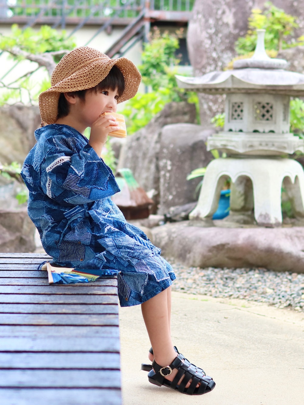 ブラック系のサンダル、ブルー系の浴衣を着用したキッズの夏コーディネートの5枚目の写真