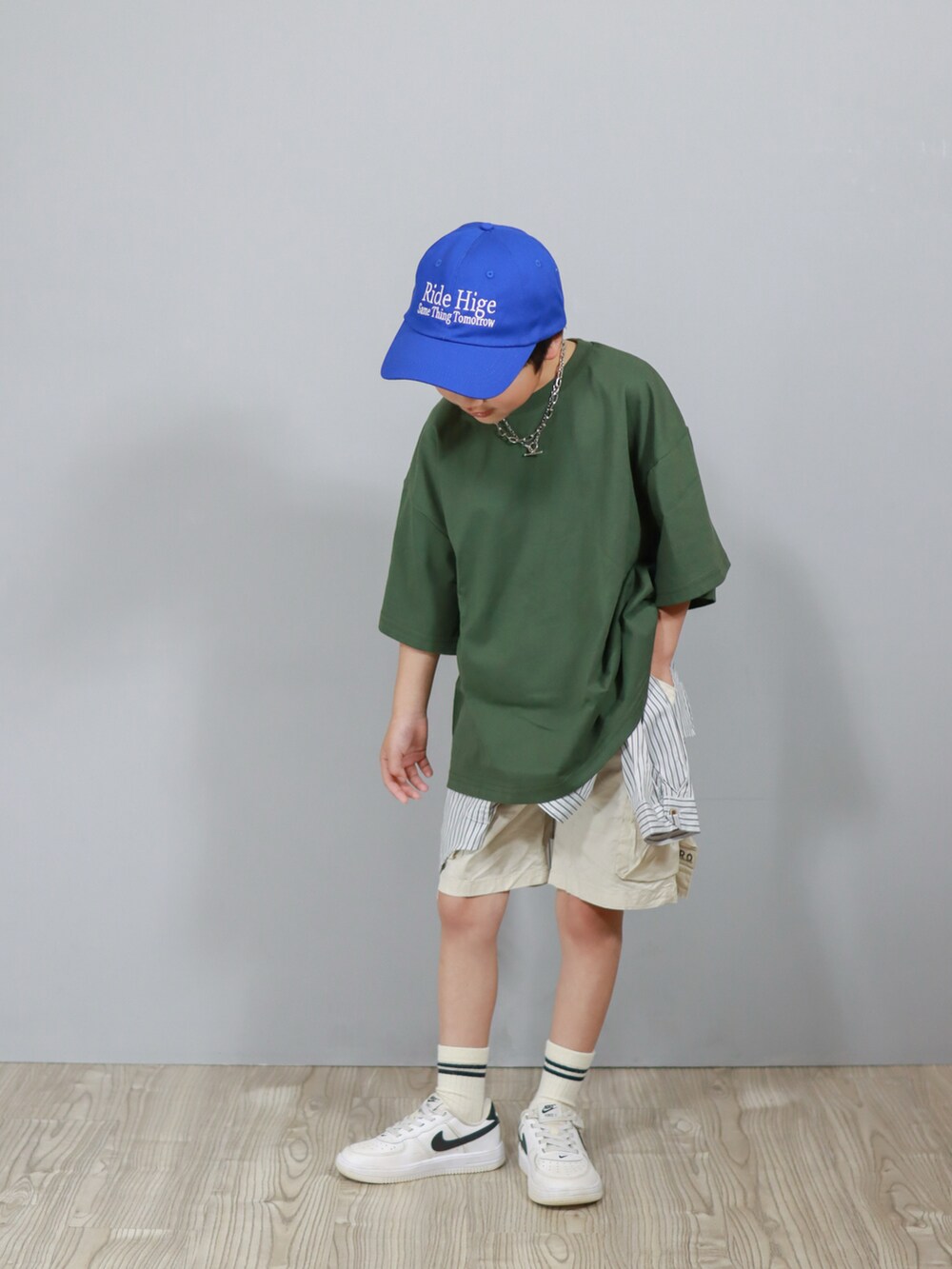 グリーン系のTシャツ/カットソー、グレー系のシャツ/ブラウス、ホワイト系のカーゴパンツを着用したキッズの春コーディネートの2枚目の写真