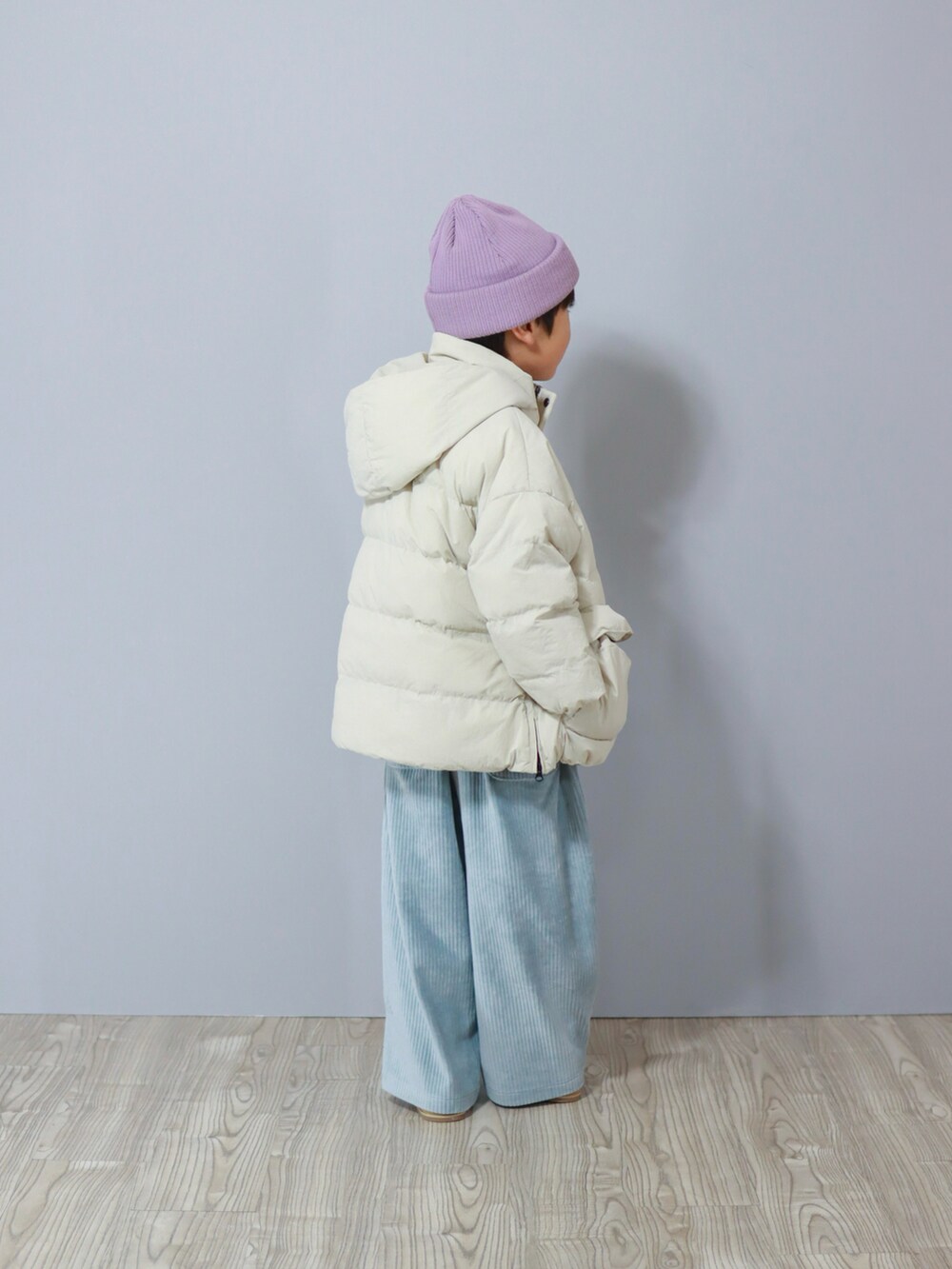 ホワイト系のダウンジャケット/コート、グレー系のスウェット、ブルー系のその他パンツを着用したキッズの秋コーディネートの3枚目の写真