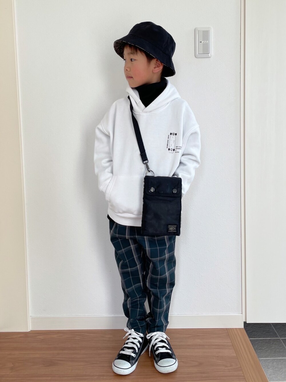 「ストリート、チェックパンツ、ショルダーバッグ、バケットハット、西松屋、スウェット、パーカー、タートルネック、レイヤードスタイル、プチプラ、オーバーサイズ、GU、スニーカーコーデ」｜「BROWNYのアイテム（ハット、その他）」を使った、Ｒ兄弟さん（キッズ・138cm）の冬コーディネートの4枚目の写真