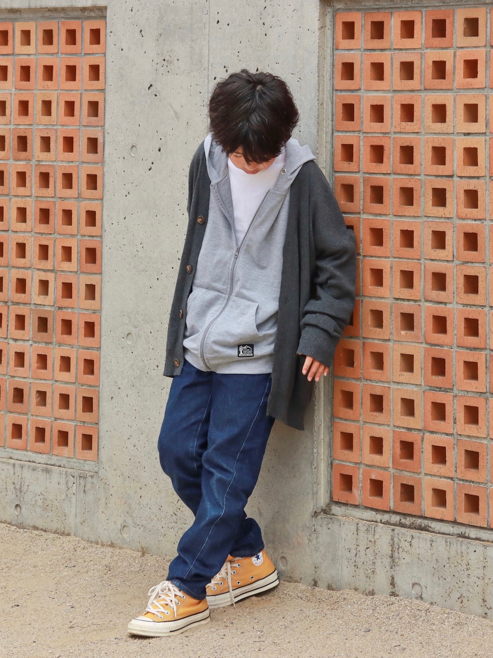 グレー系のカーディガン/ボレロ、ブルー系のデニムパンツ、イエロー系のスニーカーを着用したキッズの秋コーディネートの5枚目の写真