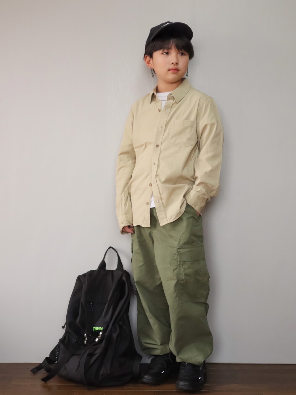 「春服みてみて、シャツスタイル、リュック、キャップ、プチプラ、レイヤードスタイル、シンプルコーデ、ストリート、カジュアルコーデ、スニーカーコーデ、春コーデ、ベージュ」｜「STUSSYのStock Low Pro Cap（キャップ、ブラック系）」を使った、Ｒ兄弟さん（キッズ・138cm）の春コーディネートの4枚目の写真