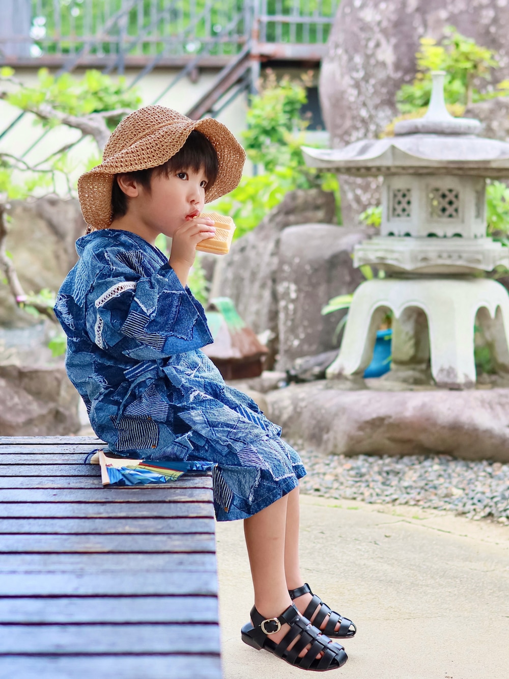 ブラック系のサンダル、ブルー系の浴衣を着用したキッズの夏コーディネートの2枚目の写真