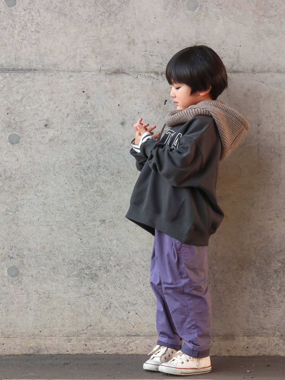 グレー系のスウェット、グレー系のTシャツ/カットソー、パープル系のチノパンツを着用したキッズの秋コーディネートの3枚目の写真