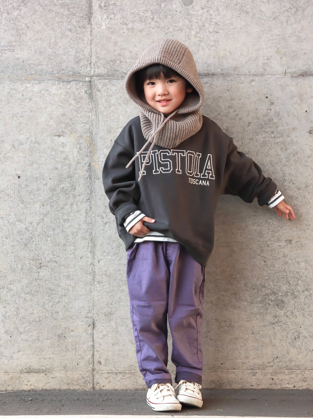 グレー系のスウェット、グレー系のTシャツ/カットソー、パープル系のチノパンツを着用したキッズの秋コーディネートの2枚目の写真
