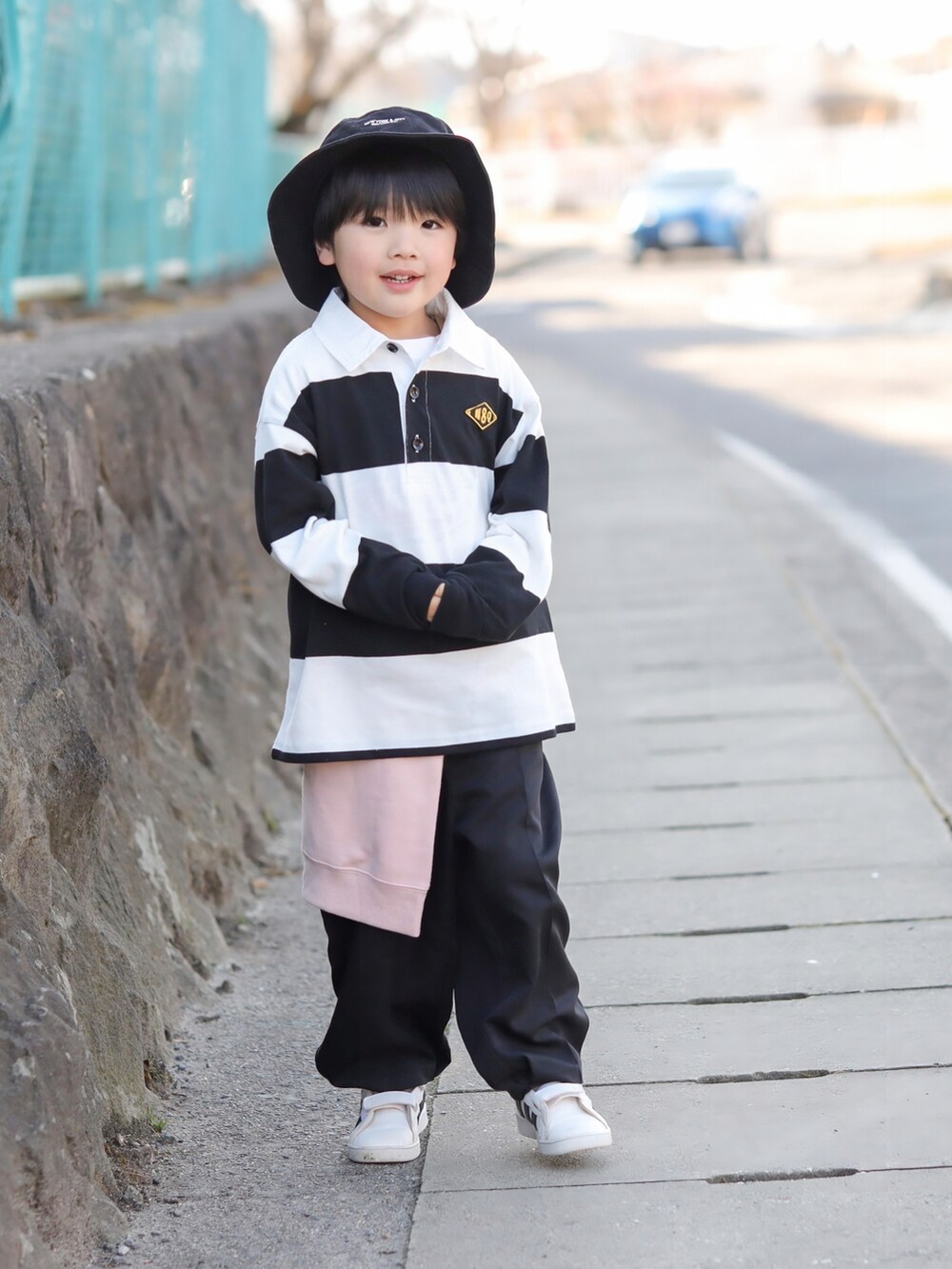 ブラック系のTシャツ/カットソー、ブラック系のその他パンツ、ホワイト系のスニーカーを着用したキッズの春コーディネートの5枚目の写真