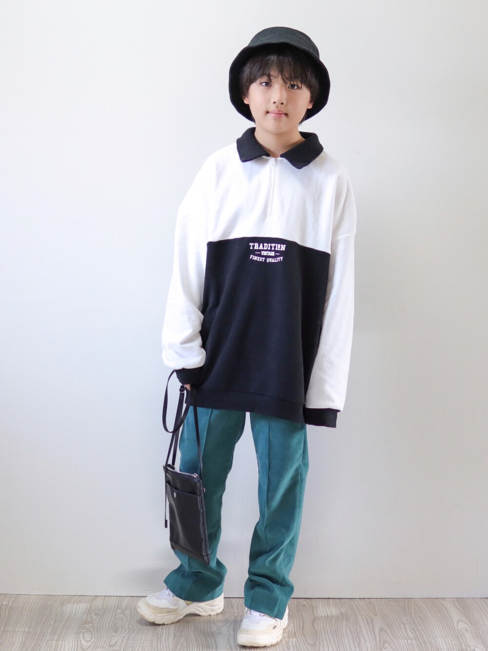 「ほめられ本命コーデ、カラーパンツ、ハーフジップ、スニーカー、春コーデ、バケットハット、ストリート、カジュアルコーデ、フレアパンツ、ビッグシルエット、シンプルコーデ」｜「JAM & LINKの裏起毛ハーフジップトレーナー（スウェット、ホワイト系）」を使った、Ｒ兄弟さん（キッズ・144cm）の冬コーディネートの3枚目の写真