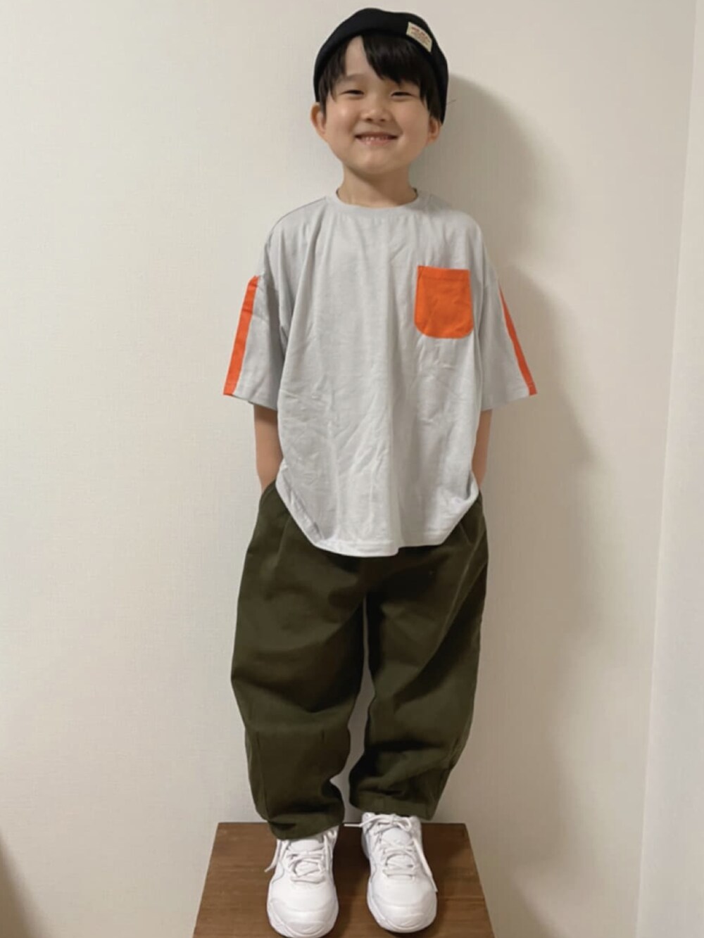 「カーゴパンツ、ワイドパンツ、キャップ、夏だ！Tシャツ着よう！、白スニーカー、ハイカットスニーカー、Tシャツ、シンプルコーデ、リンクコーデ、カジュアルコーデ、キッズファッション、男の子コーデ、休日スタイル、シンプル、NIKE」｜「Championのアイテム（キャップ、グレー系）」を使った、Ｒ兄弟さん（キッズ・142cm）の春コーディネートの2枚目の写真