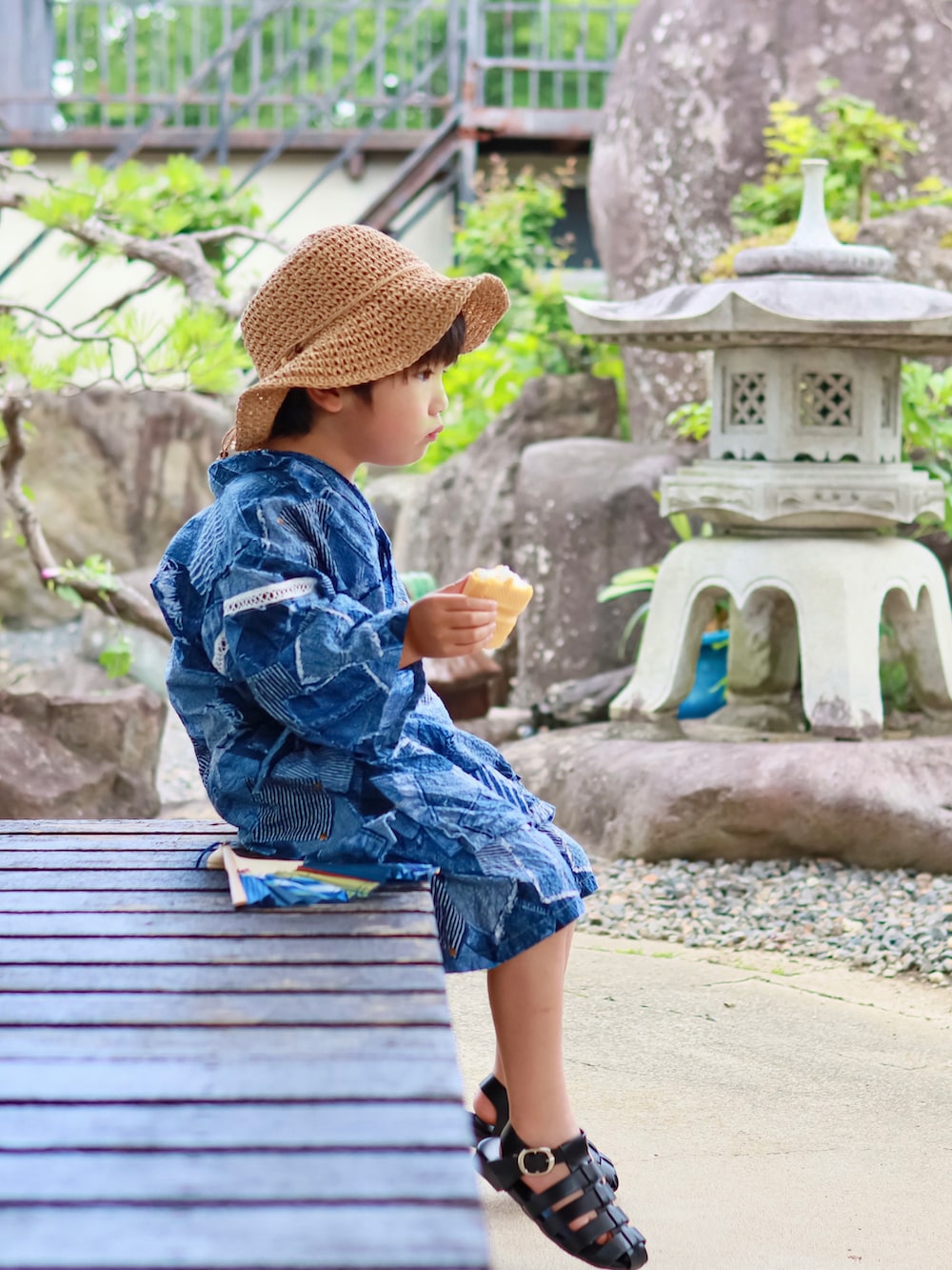 ブラック系のサンダル、ブルー系の浴衣を着用したキッズの夏コーディネートの4枚目の写真