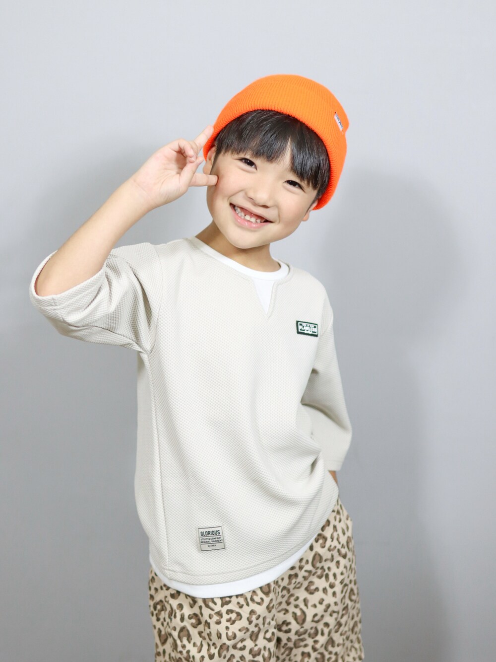 ホワイト系のスニーカー、ホワイト系のシューズ小物/雑貨、ベージュ系のTシャツ/カットソーを着用したキッズの夏コーディネートの2枚目の写真