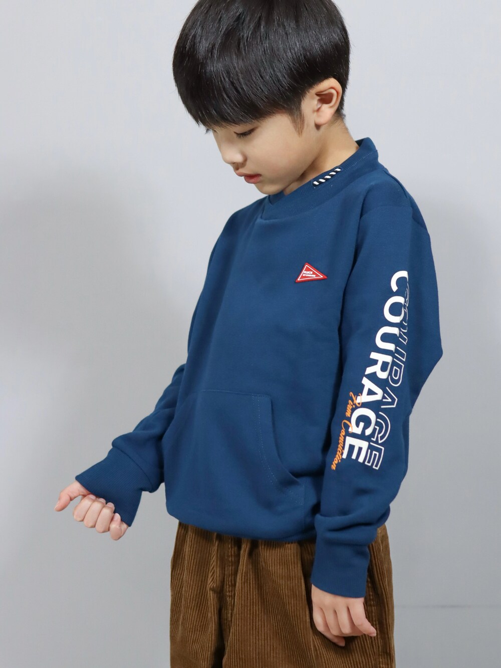 グリーン系のスウェット、ブラウン系のその他パンツ、ブラウン系のキャップを着用したキッズの秋コーディネートの2枚目の写真