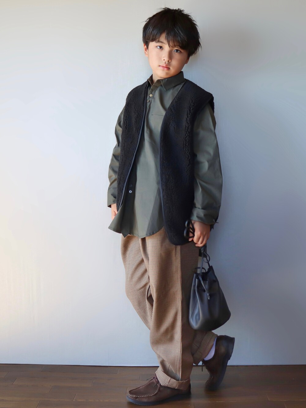 グリーン系のシャツ/ブラウス、グレー系のスウェット、ブラック系のショルダーバッグを着用したキッズの秋コーディネートの3枚目の写真