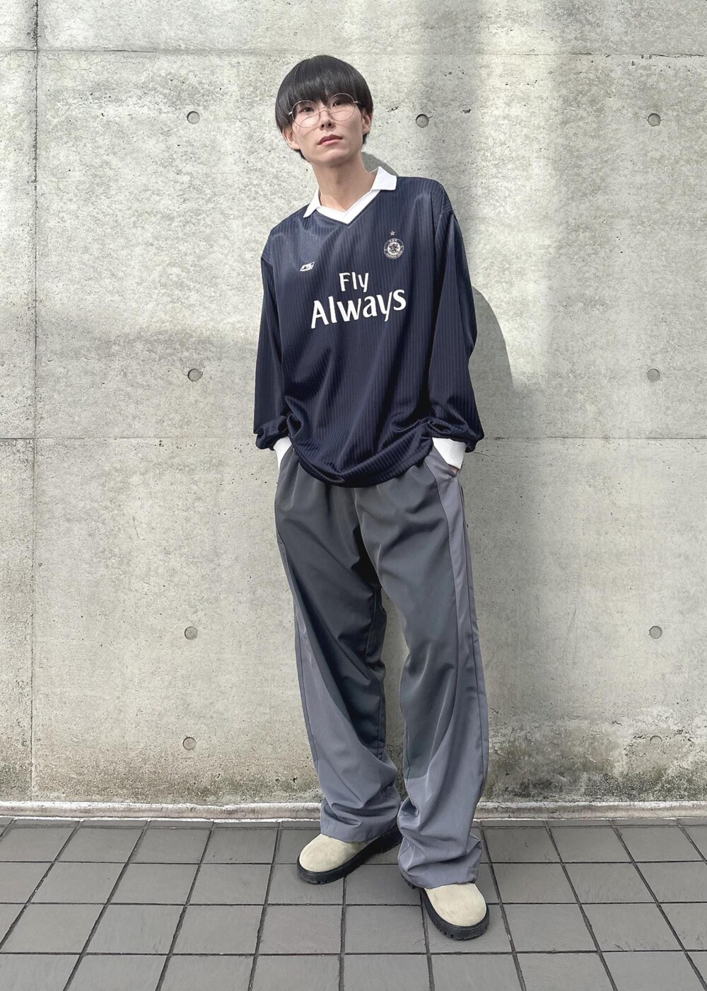 ブルー系のTシャツ/カットソー、グレー系のその他パンツを着用したメンズの春コーディネートの7枚目の写真