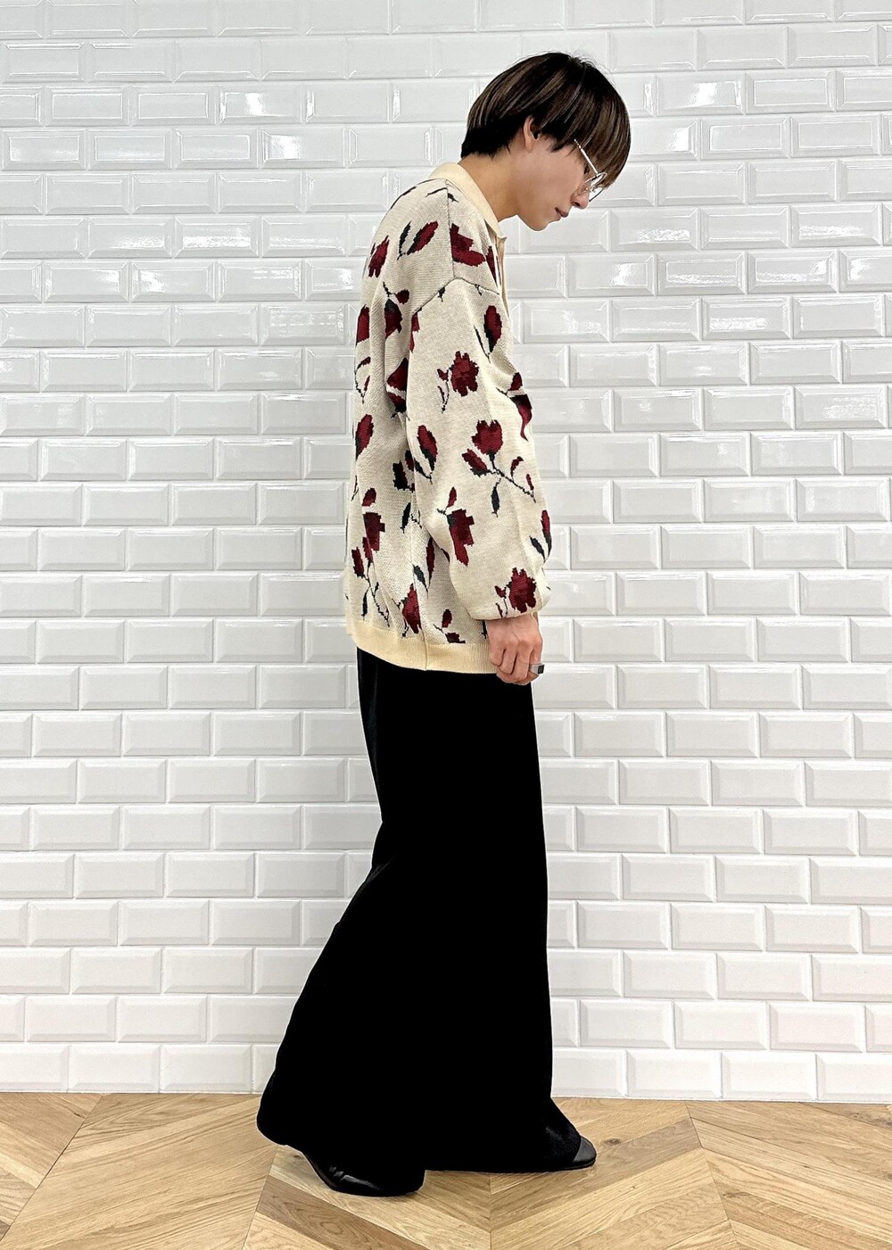 ベージュ系のカーディガン/ボレロ、ブラック系のスラックスを着用したメンズの秋コーディネートの4枚目の写真