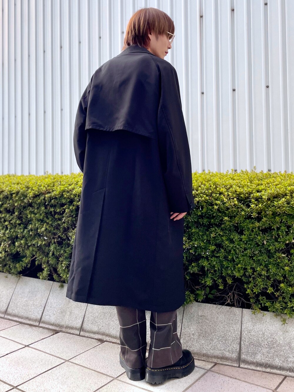 「ビッグシルエット、ブーツ、トレンチコート、休日スタイル、ワイドパンツ、プチプラ、メガネ男子、Junred、秋コーデ、チェック柄に恋してる」｜「JUNREDの【セットアップ対応】スムースタッチトレンチオーバーコート（トレンチコート、ブラック系）」を使った、omatsuさん（メンズ・169cm）の秋コーディネートの3枚目の写真